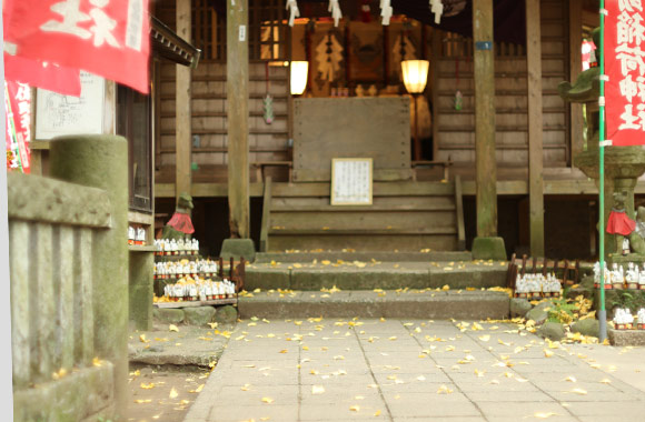 3. 参道を通ってご神前へ進みます。（中央より端を歩く）