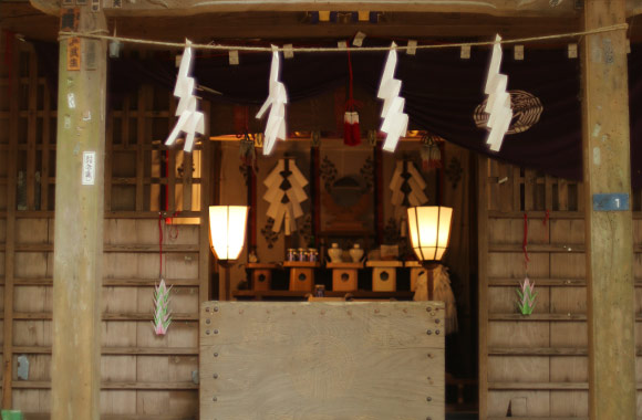 4. お賽銭箱の前に立ったら会釈をしてお賽銭箱にお賽銭を入れます。